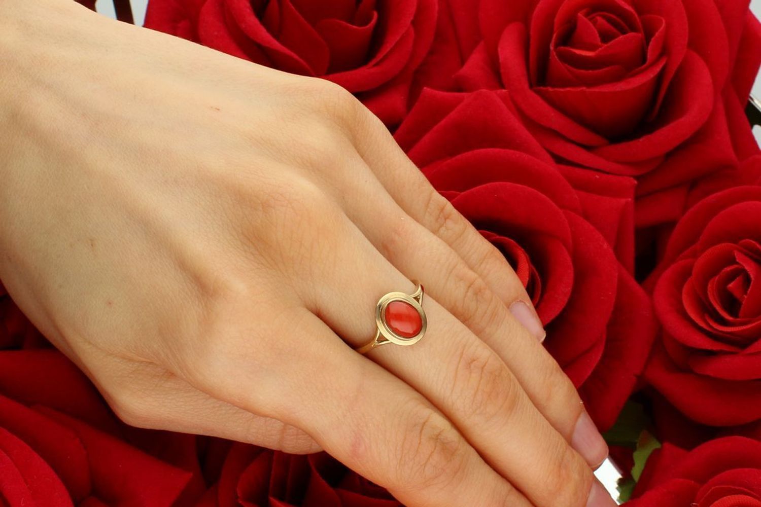 Pierścionek Owalny Koral Naturalny 333 AK 03 Pierścionek złoty ozdobiony kamieniem naturalnym koralem. Pierścionek wykonany z zachowaniem dbałości o każdy szczegół i detal1.jpg